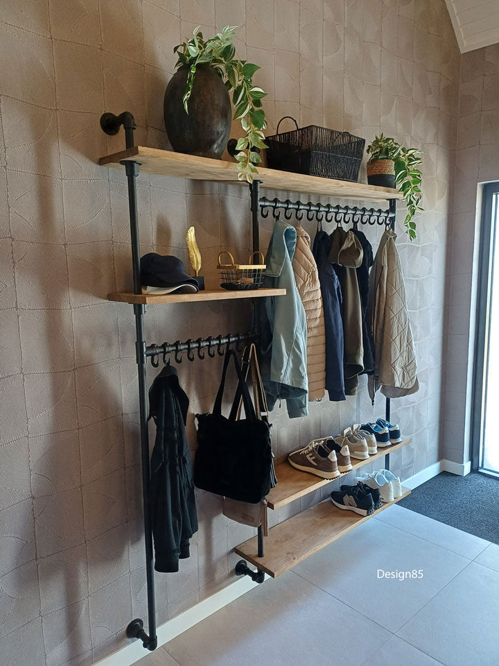 kapstokmeubel aan de muur gemonteerd