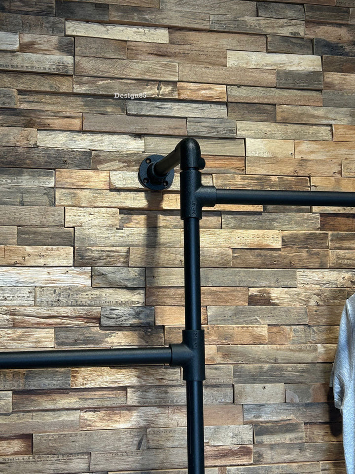 Hangend kledingrek aan de muur bevestigd