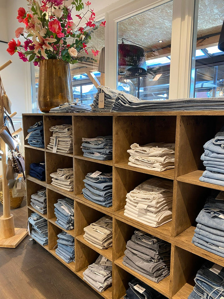 Winkelinrichting kledingwinkel industrieel: stoer, functioneel en onderscheidend