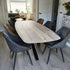 Design85 Eettafel Deens Ovaal Fjord met massief houten blad en zwart metalen poot, stijlvol geplaatst in een lichte woonruimte.