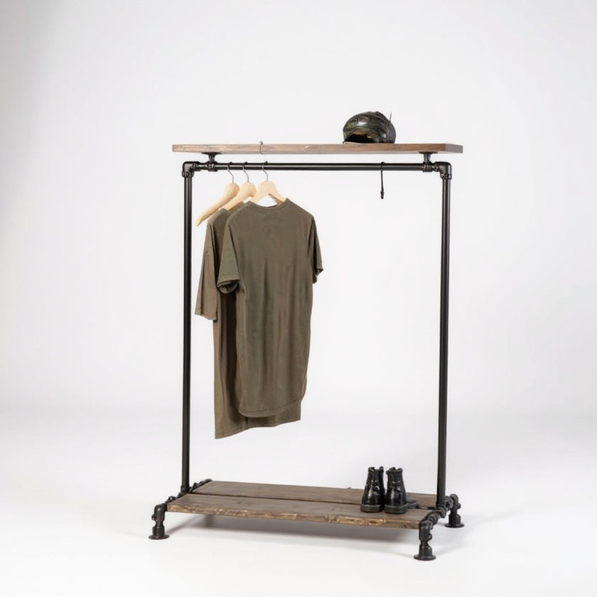 Industrieel houten kledingrek Dynamiek met zwart steigerbuis frame en houten legplanken op witte achtergrond