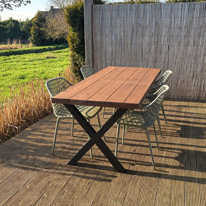 Industriële tuintafel met X-poot stalen onderstel en douglas houten tafelblad