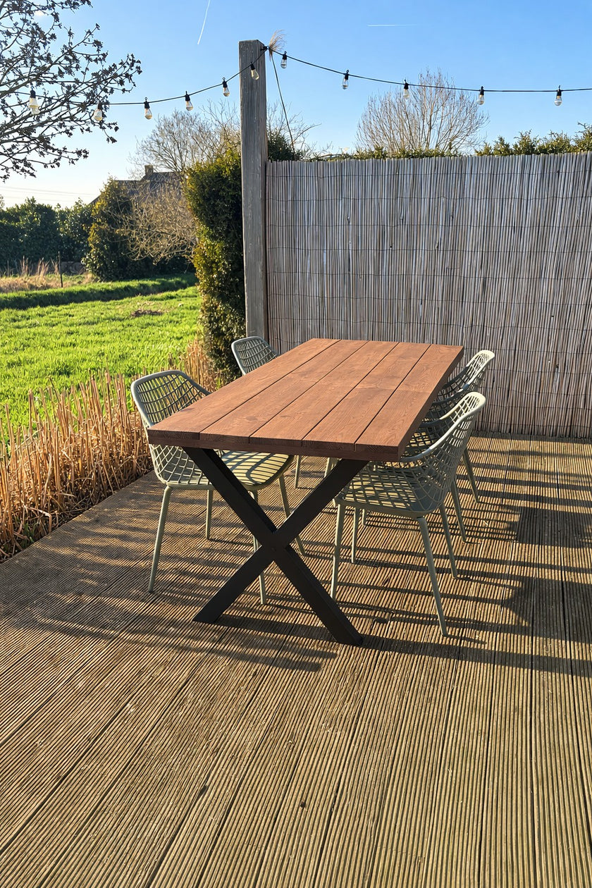 Industriële tuintafel met X-poot stalen onderstel en douglas houten tafelblad