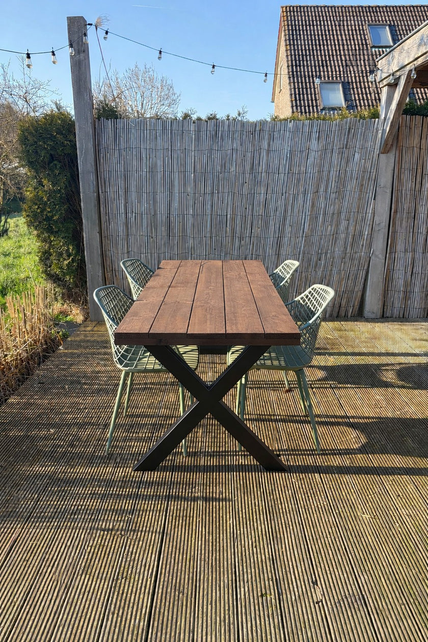 Industriële tuintafel X poot met douglas houten blad op terras in de tuin – Design85