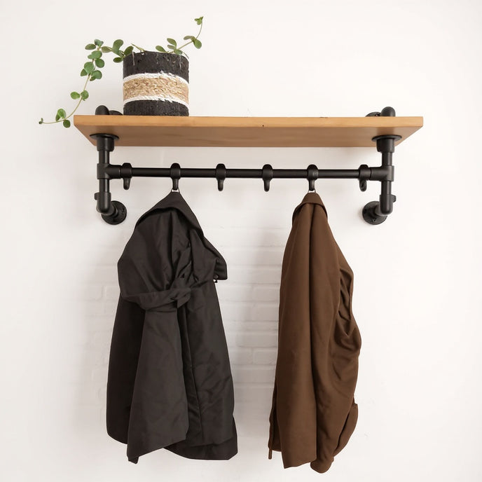 Steigerbuis kapstok wand met witte achtergrond 