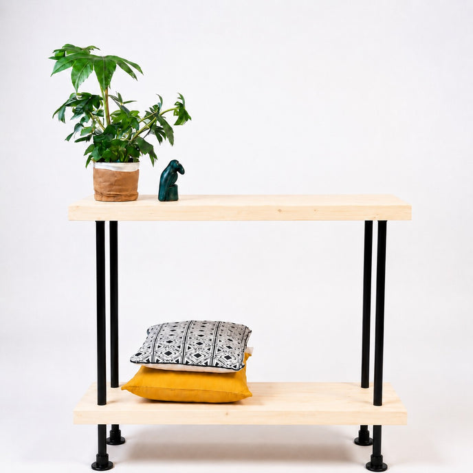steigerbuis kast met zwart frame en naturel vurenhouten planken als stoere blikvanger in huis