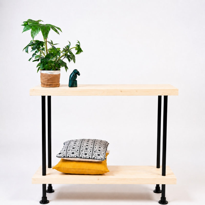 steigerbuis kast met zwart frame en naturel vurenhouten planken als stoere blikvanger in huis
