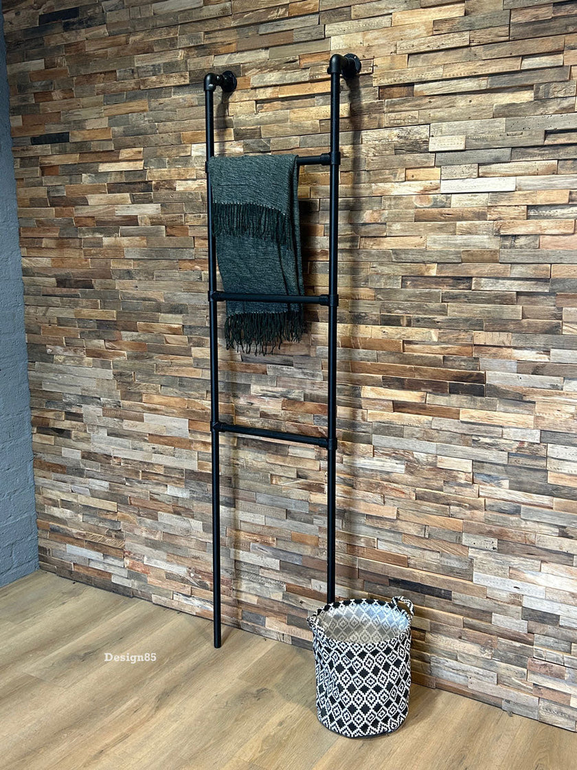 Steigerbuis kledingrek Duister