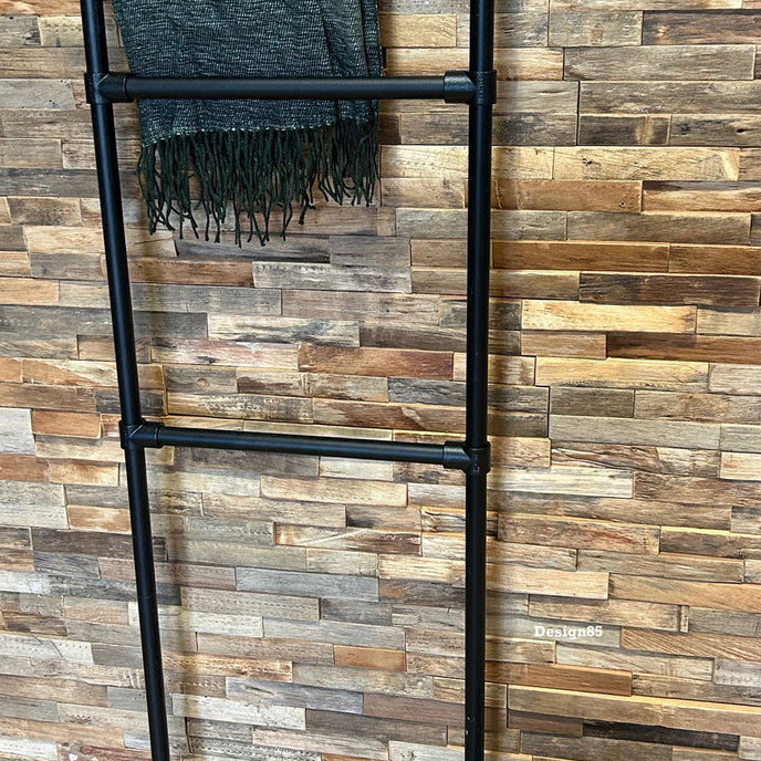 Steigerbuis kledingrek Duister