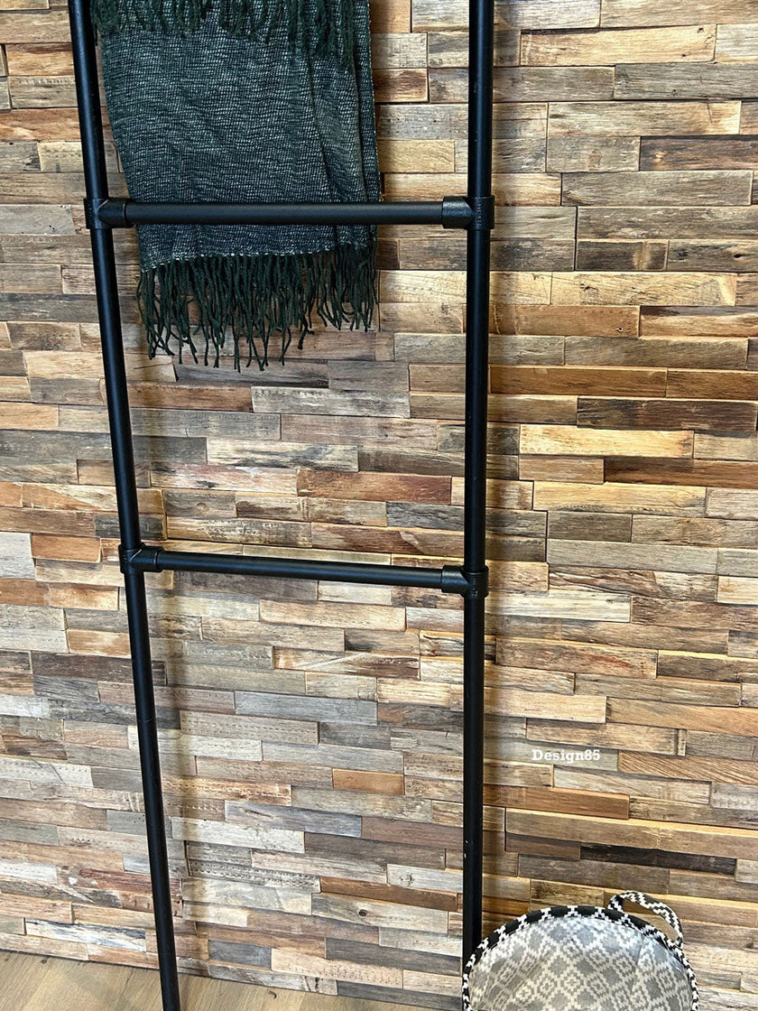 Steigerbuis kledingrek Duister