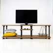 Industrieel steigerbuis TV meubel Fraai met bruin gebeitste vurenhouten planken, zwart onderstel en een kleine middenplank.