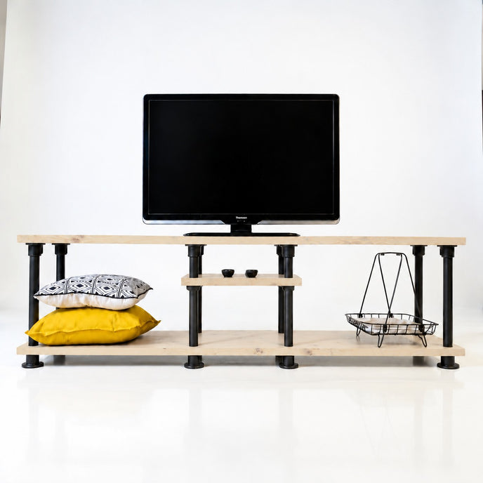 Industrieel steigerbuis TV meubel Fraai met onbehandeld vurenhouten schappen, zwart buizenframe en extra middenplank.