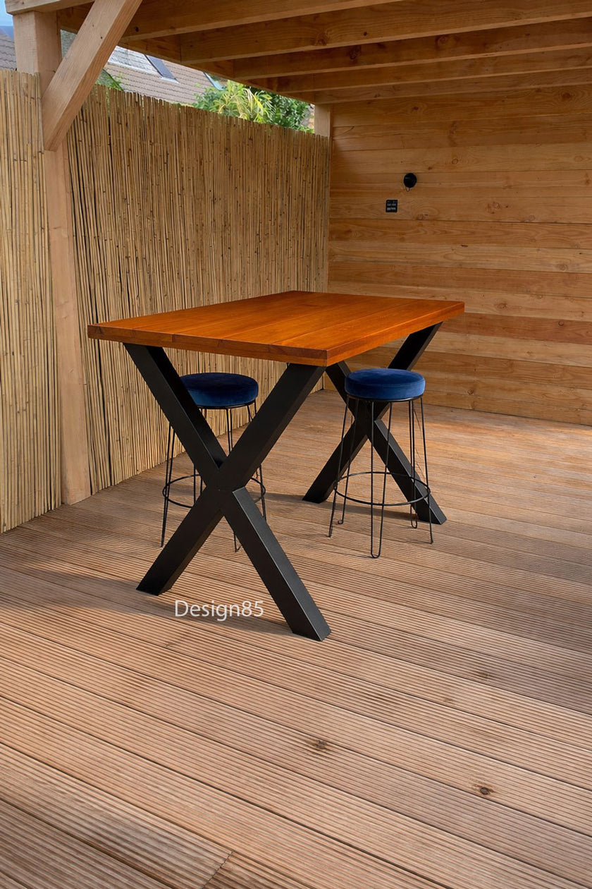 Bartafel tuin van douglas hout met zwart stalen X-poten in moderne achtertuin