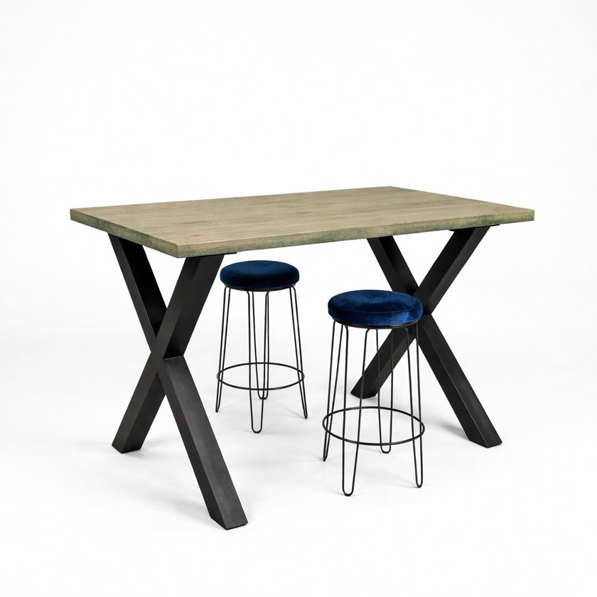 Moderne bartafel tuin met natuurlijke houtkleur en zwart metalen onderstel op witte achtergrond