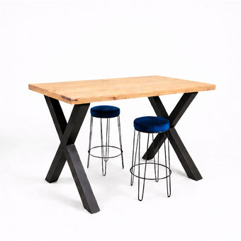 Bartafel tuin met onbehandeld douglas houten blad en zwarte X-poten op witte achtergrond