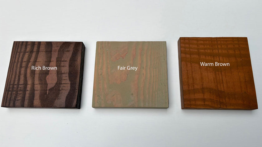Douglas kleurstalen voor houtafwerking in Rich Brown, Fair Grey en Warm Brown, toepasbaar op douglas houten producten.