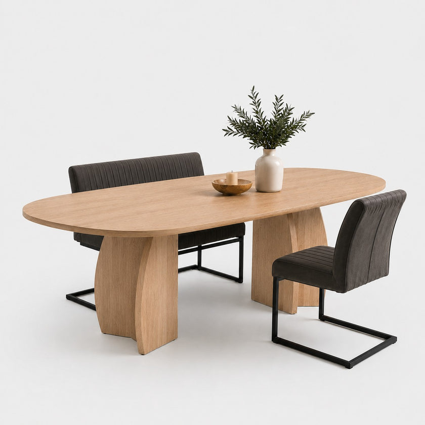Deens ovale eettafel met dubbele designpoot in transparant afgewerkt eikenhout, moderne houten eettafel met zichtbare houtnerf.