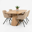 Deens ovale eettafel met conische poten in kleur Naturel, gecombineerd met beige draaistoelen en zwarte metalen stoelpoten. Moderne eikenhouten design tafel voor een Scandinavisch interieur.