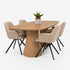 Luxe eikenhouten Deens ovale tafel in Sand kleur, voorzien van stijlvolle conische tafelpoten en beige draaibare eetkamerstoelen op zwarte metalen frames.
