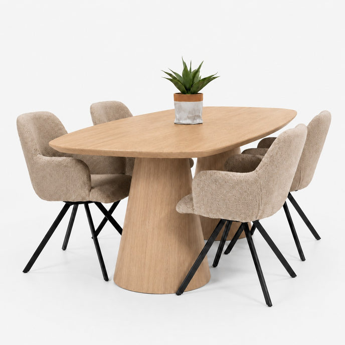 Minimalistische Deens ovale design eettafel in Transparant eiken kleur met moderne houten onderstellen. Tijdloze eetkamerset voor een strak en warm interieur.