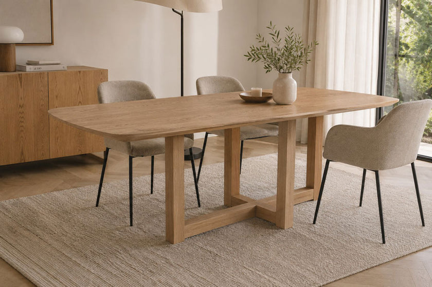 eettafel deens ovaal rune op een kleed met een vaas op de tafel