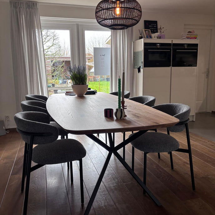 Eettafel Deens Ovaal Steel van massief hout met zwart stalen onderstel in moderne eetkamer met zes grijze stoelen