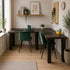 hoekbureau staal in een modern werkkamer met twee groene stoelen en een blad in de kleur zwart