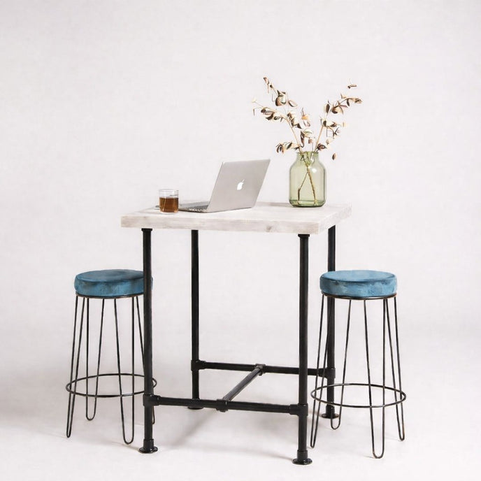 Hoge bartafel Chicago met wit houten blad en zwart stalen buizenframe in industriële stijl.