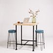 Hoge bartafel Chicago met onbehandeld houten blad en zwart industrieel steigerbuizen onderstel.