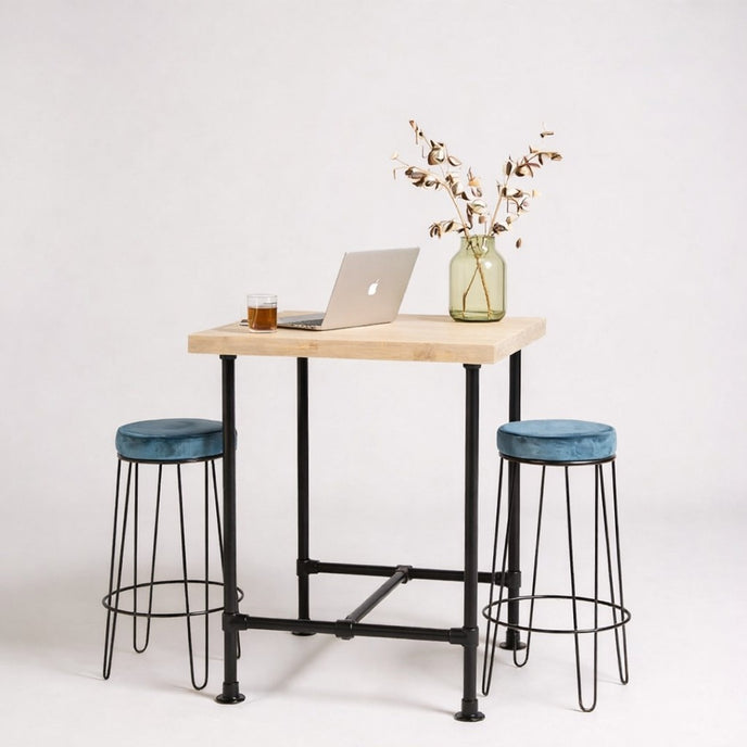 Hoge bartafel Chicago met onbehandeld houten blad en zwart industrieel steigerbuizen onderstel.