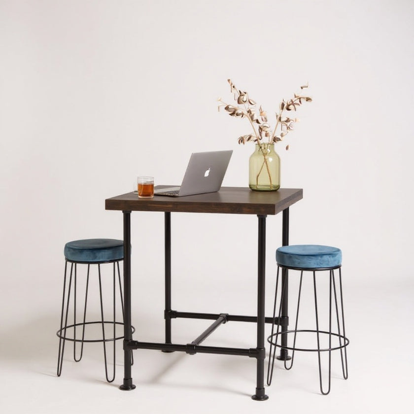 Industriële hoge bartafel Chicago met zwart houten tafelblad en stevig zwart steigerbuizen frame.