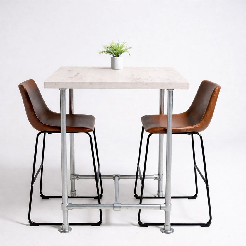 Hoge bartafel Dallas met wit houten tafelblad en robuust onderstel van zilverkleurige steigerbuizen.