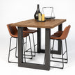 Hoge bartafel New York met bruin houten blad en zwart stalen onderstel. Met 3 bruine barkrukken. 