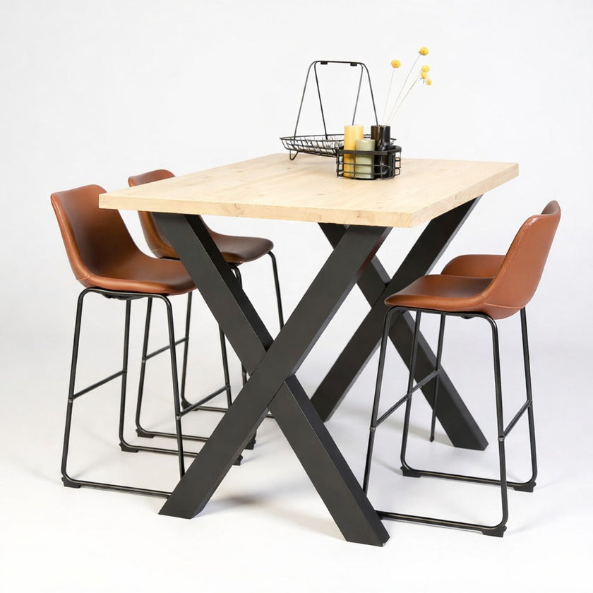 hoge bartafel san francisco met een onbehandeld massief vurenhouten blad. Met 3 kaarsen op tafel.