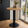 hoge bartafel seattle in een keuken met een pvc vloer.