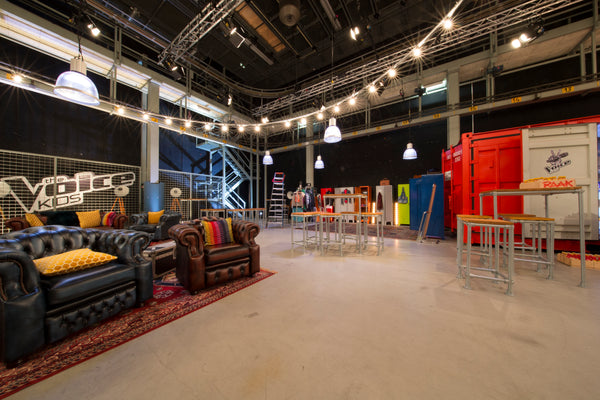 Hoge bartafel gebruikt bij opnames voor the Voice Kids, met verzinkte steigerbuizen.