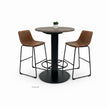 Ronde horeca tafel bruin eiken blad industrieel met metalen voet en bruine stoelen in studio setting