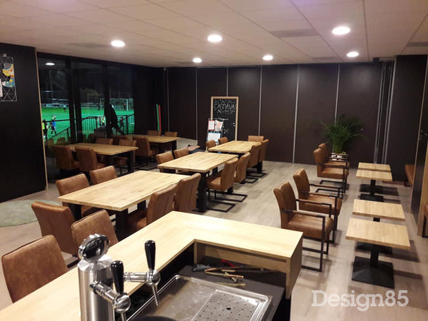 Diverse horeca tafels met eiken tafelbladen geleverd bij een voetbalvereniging uit Doetinchem.
