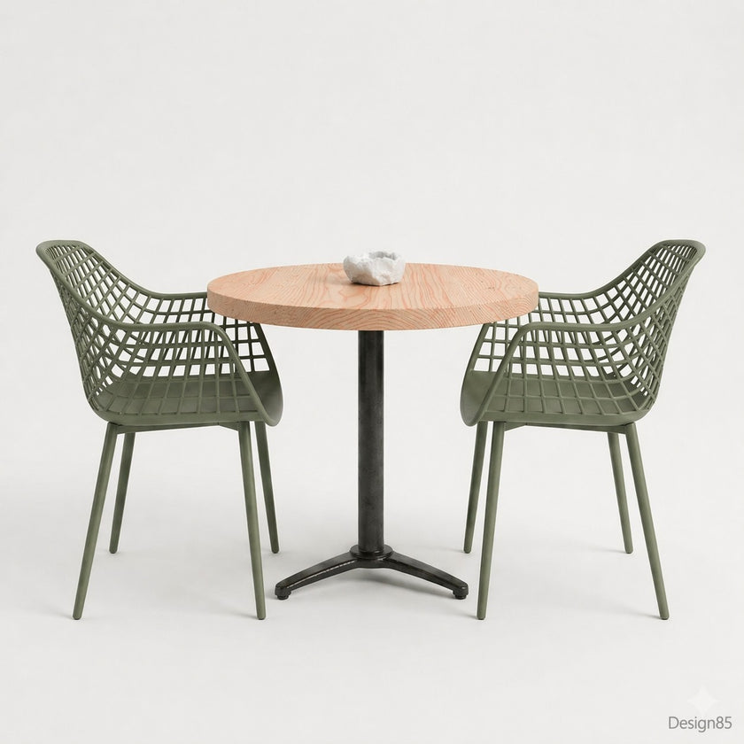 Ronde horecatafel met een tafelblad in onbehandeld douglas hout, gecombineerd met twee groene designstoelen met open rasterstructuur en een zwart metalen onderstel in een moderne studio-opstelling.