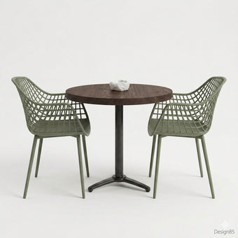 Ronde horecatafel met een tafelblad in Rich Brown kleur, gecombineerd met twee groene designstoelen met open rasterstructuur en een zwart metalen onderstel in een minimalistische studio-opstelling.
