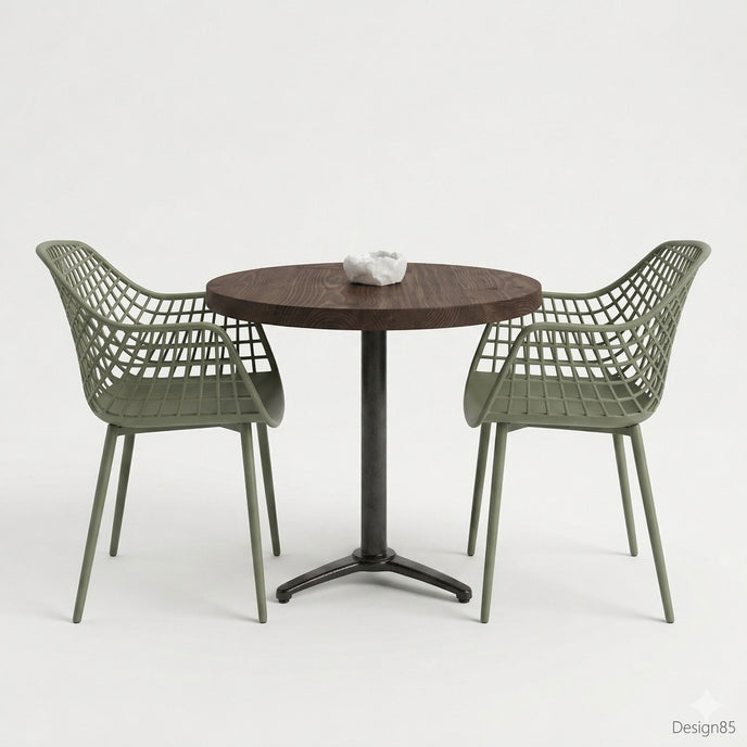 Ronde horecatafel met een tafelblad in Rich Brown kleur, gecombineerd met twee groene designstoelen met open rasterstructuur en een zwart metalen onderstel in een minimalistische studio-opstelling.