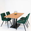 Horeca tafel dubbel met zwart metalen onderstel en Havana blad, inclusief groene velvet stoelen op witte achtergrond