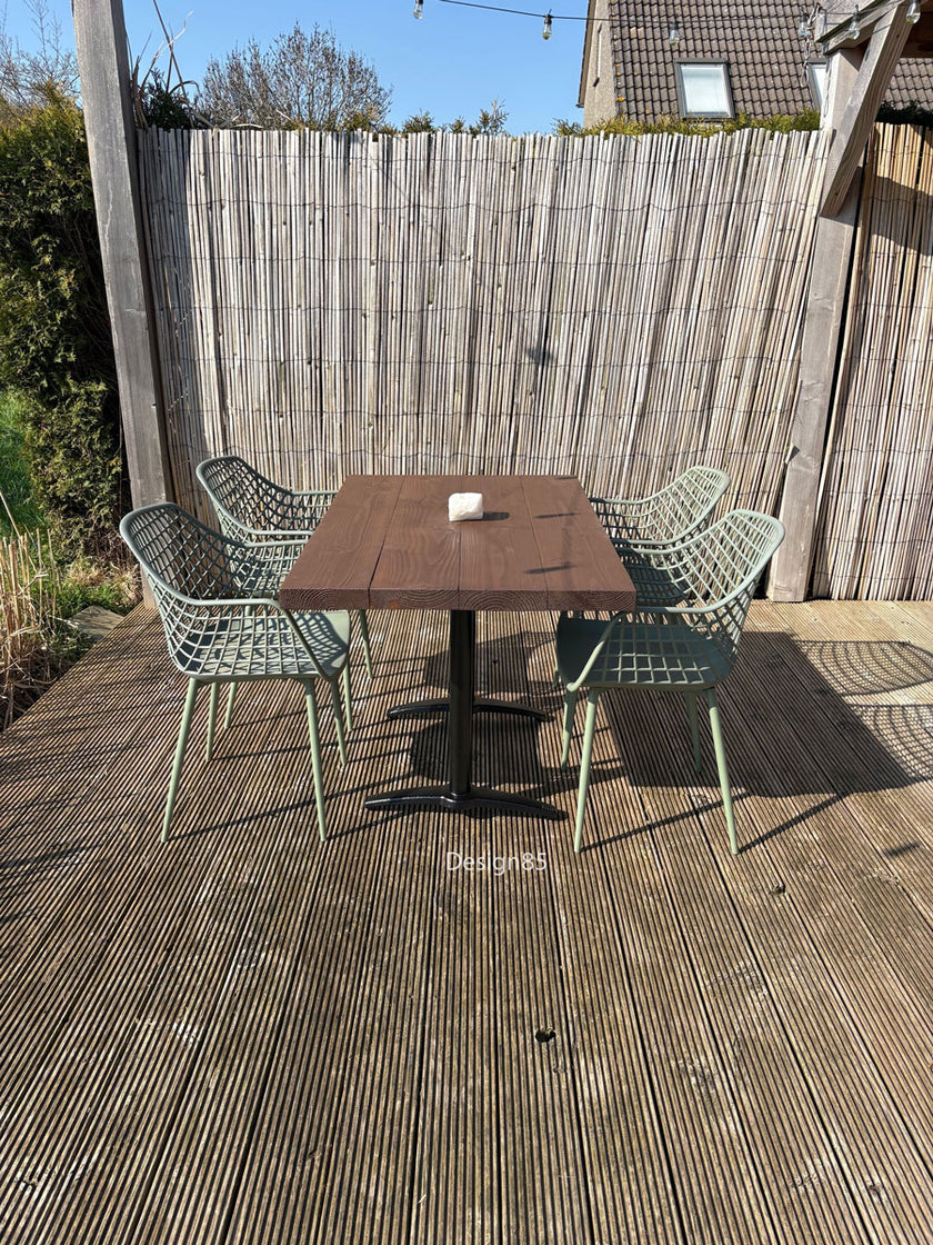 Industriële buitentafel horeca met houten blad en groene stoelen op houten vlonder