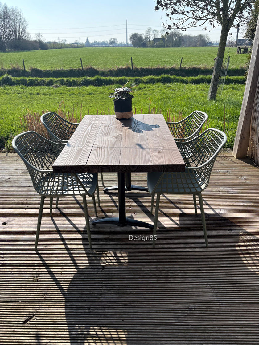 Buitentafel horeca rechthoek met warm houten blad en moderne stoelen