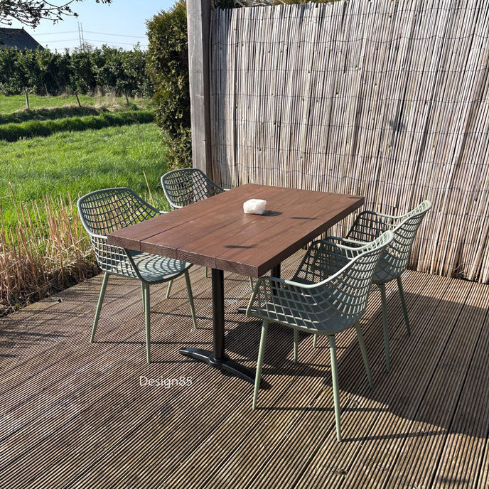 Horeca tafel rechthoek buiten met stalen poot en houten blad in zonnige tuin