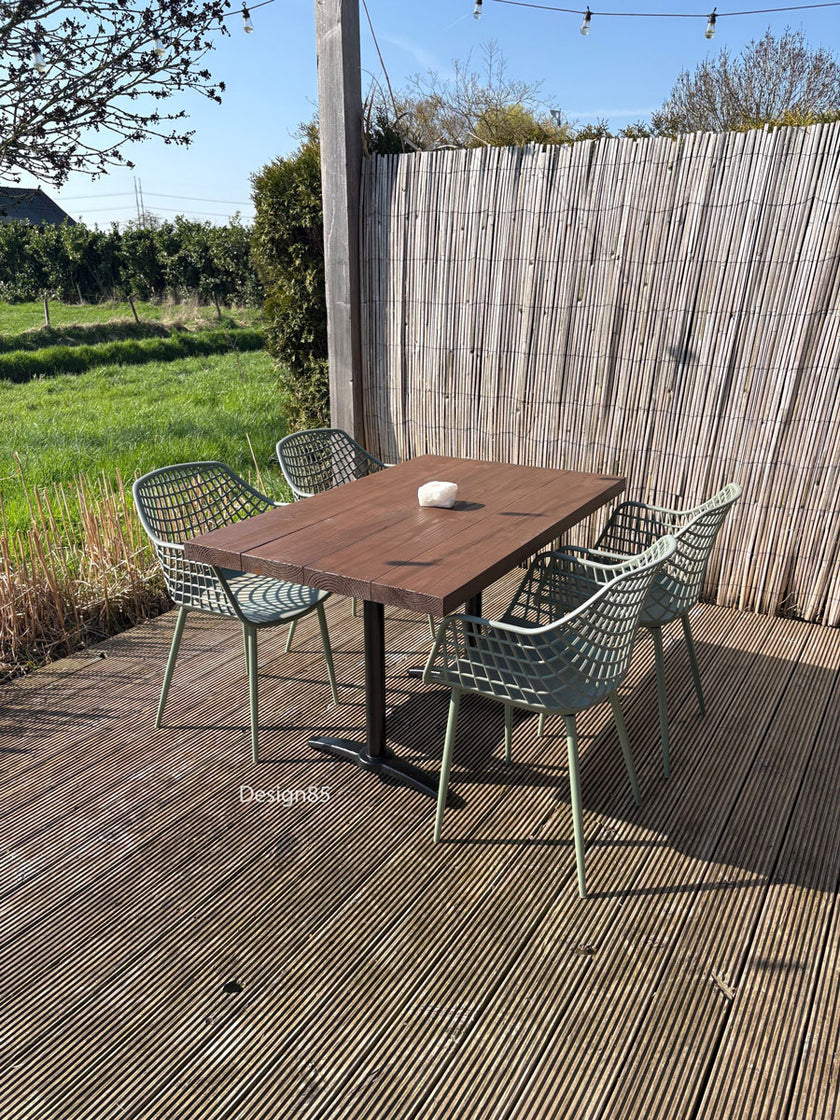 Horeca tafel rechthoek buiten met stalen poot en houten blad in zonnige tuin