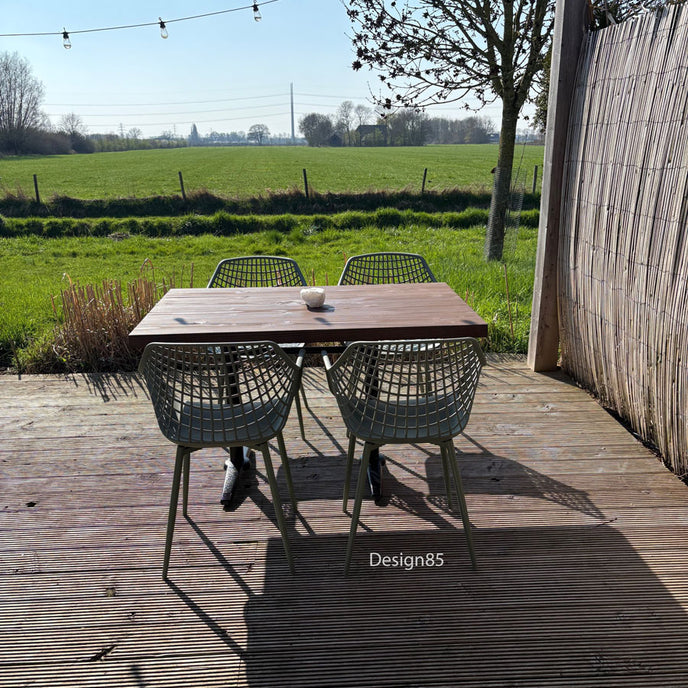 Industriële eettafel voor horeca buiten op houten terras met groene stoelen