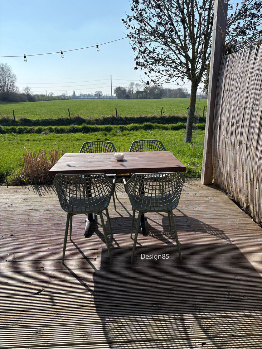 Industriële eettafel voor horeca buiten op houten terras met groene stoelen
