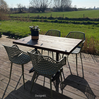 Terrastafel horeca met hout en staal op zonnig terras met natuurlijke omgeving