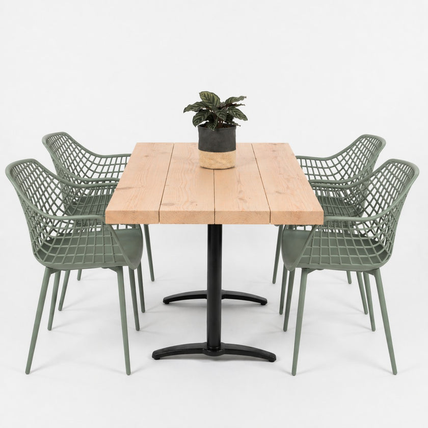 Rechthoekige horeca tafel met stalen onderstel en houten blad in lichte houtkleur, op witte achtergrond